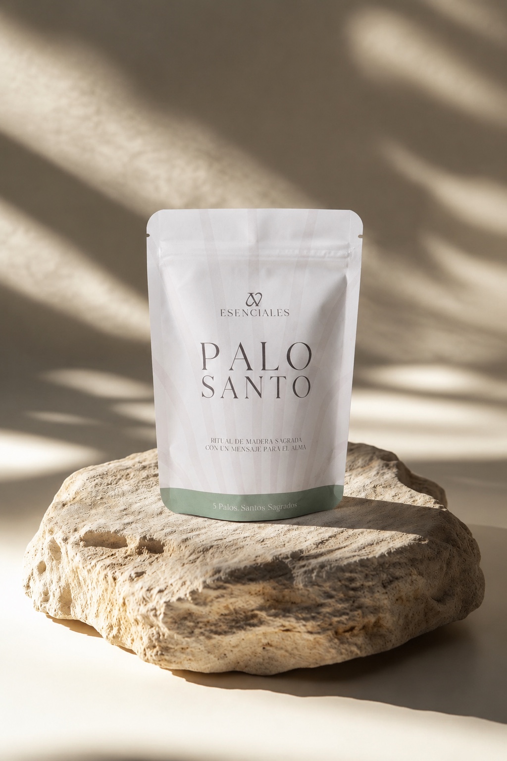 Paquete de Palo Santo AV Esenciales sobre piedra